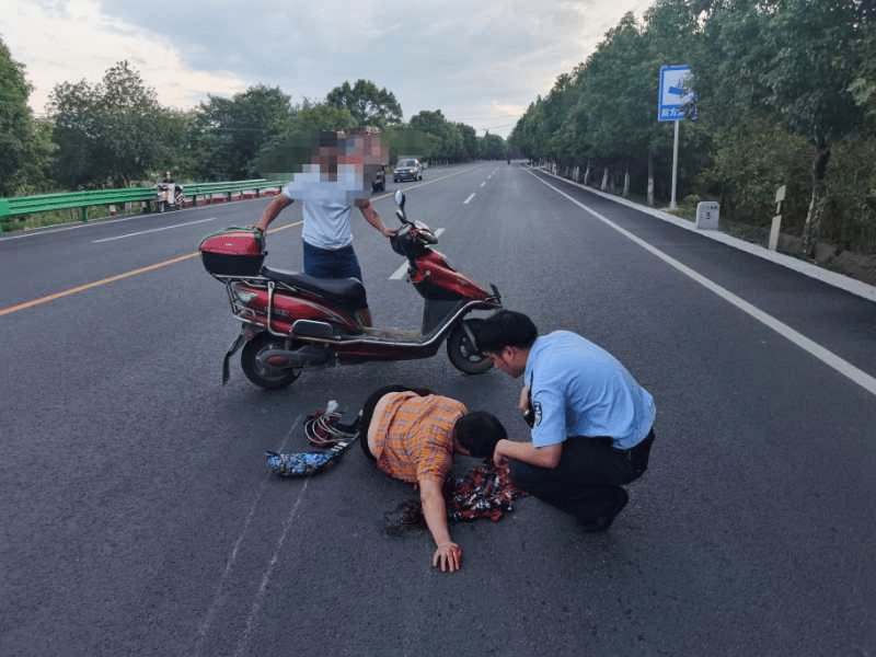 惊险！大妈骑车摔倒路中 兰溪民警途经紧急救助浙江在线金华频道 7076